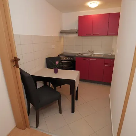 With A Parking Space - 14958 * 扎达尔